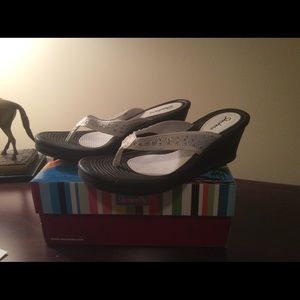 Sketchers flip flops